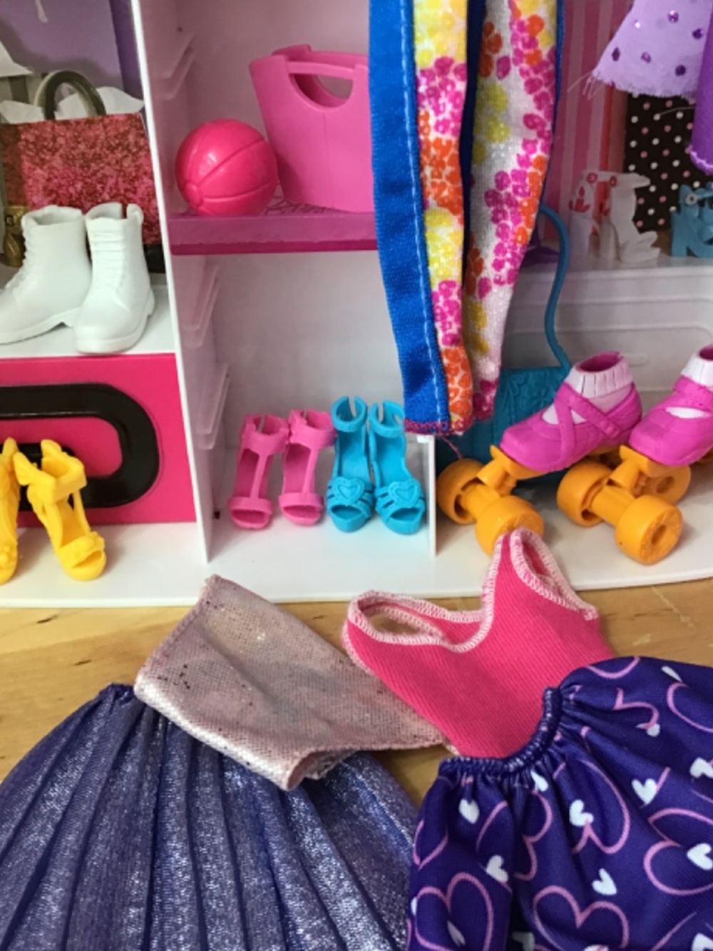Barbie Doll and Closet with Clothes - Picture 6 of 12